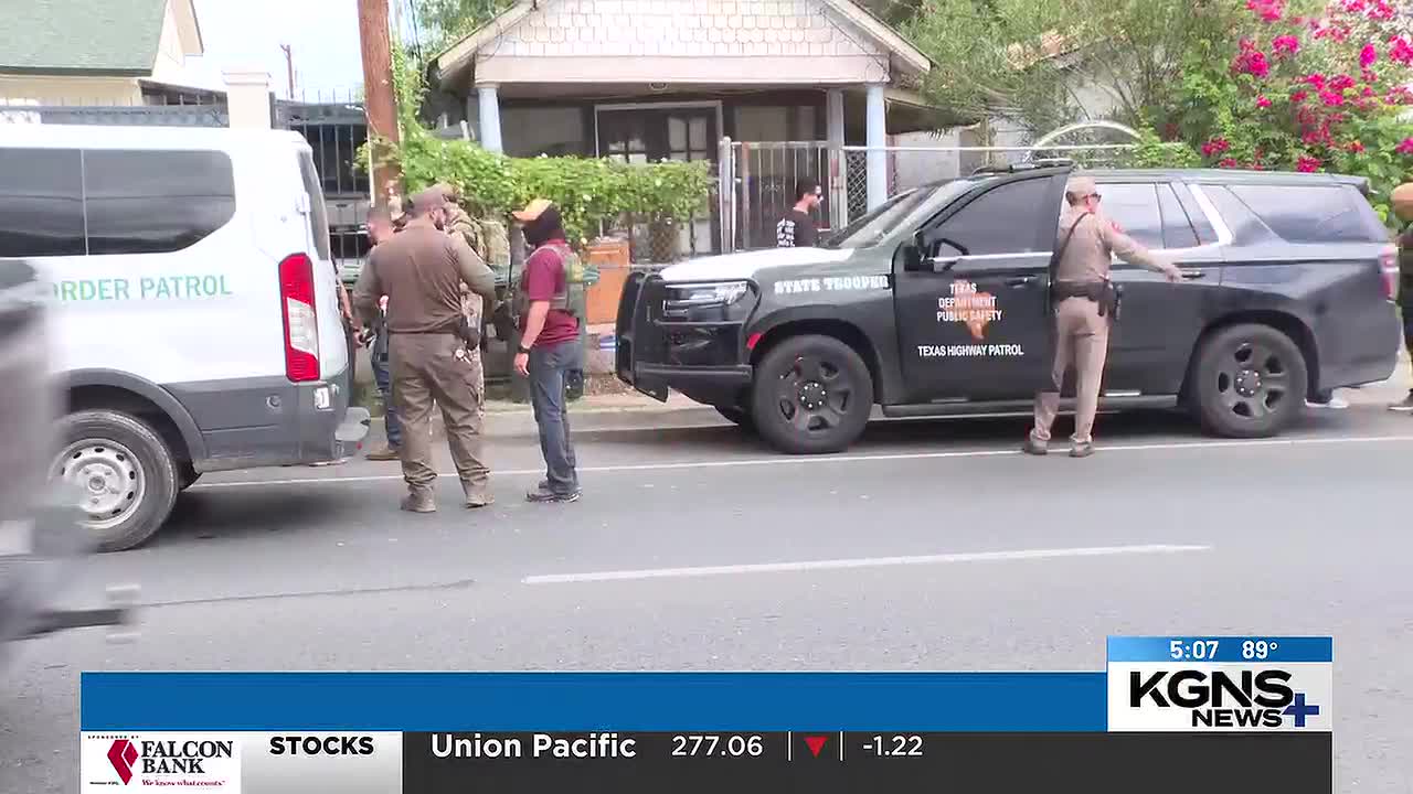 Policía de fronteras y DPS encuentran a 5 personas en una casa de almacenamiento sospechosa en la calle Houston