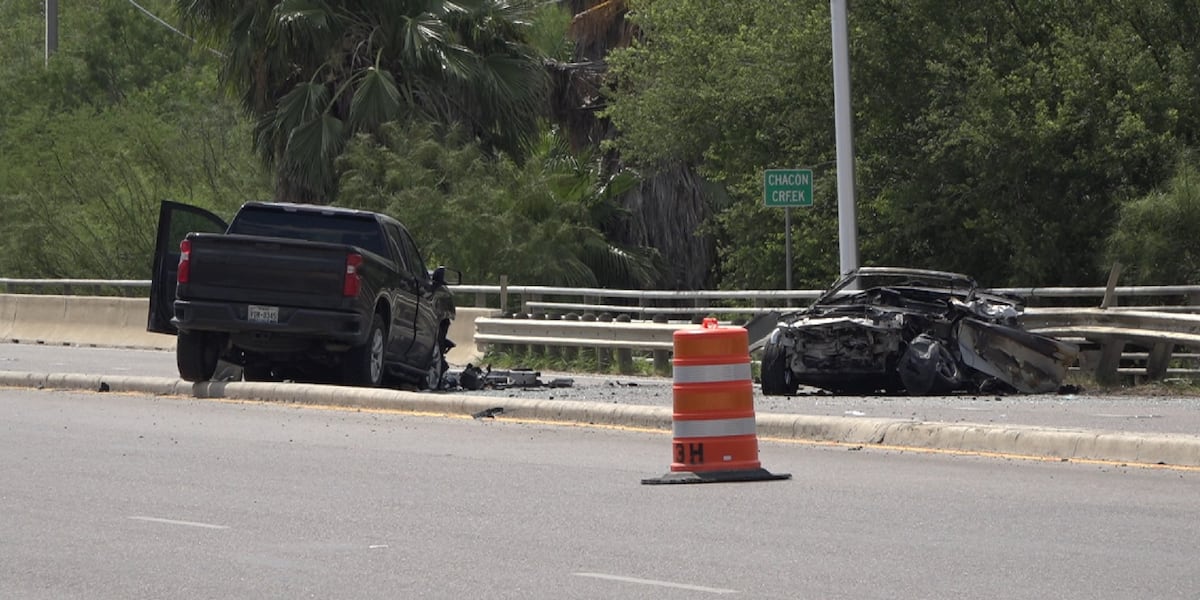 Head-on crash leaves 3 people in critical condition, Laredo Fire Dept says